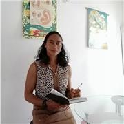 Professeur particulier donne des cours de soutien scolaire et de préparation aux examens